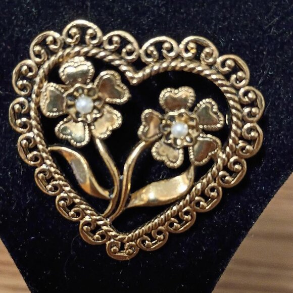 Vintage Faux Pearl Goldtone Filigree Heart Brooch Pin - Picture 1 of 2